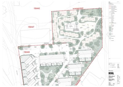 Situasjonsplan som viser tomtens grenser (159/443, 159/447, 159/445), bygningsplassering, beplantning og veier.