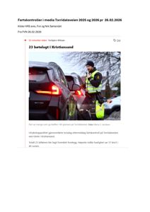 Fotografi av en politimann i fartskontrolluniform som snakker med en bilist ved Torridalsveien.