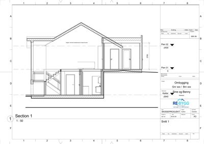 Snittegning (Snitt 1) som viser tverrsnittet av en bygning med romfordeling, trapp og høydemål.