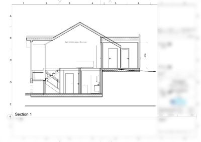Snittegning (Snitt 1) som viser tverrsnittet av en bygning med romfordeling, trapp og høydemål.