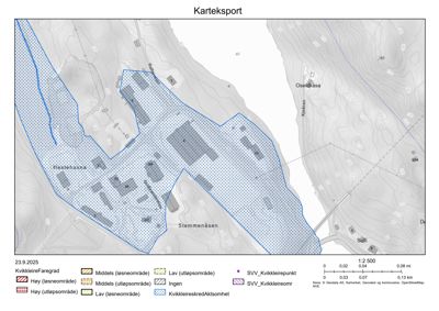 Kart over et område med topografiske linjer, vannveier (Ravnebekken, Stemmenåsen) og bygningsplasseringer. Kartet viser også kvikkleirefaregrader og utløpsområder.