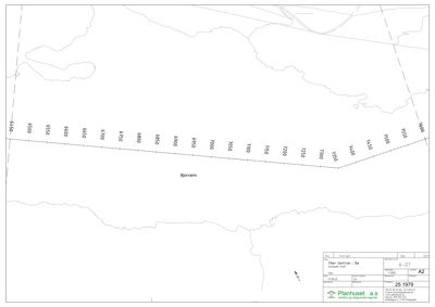 Situasjonsplan som viser tomtens form, grenser, høydekurver og et vannleie (Bjørvann).