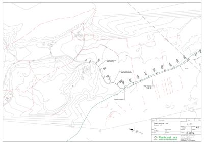 Situasjonsplan som viser terrengform (konturlinjer), eiendomsgrenser, eksisterende bygg og infrastruktur.