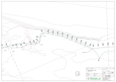 Situasjonsplan som viser terrengformning, høydemålinger (konturlinjer) og en planlagt vei eller gangvei (blå linje) i et område kalt 'Fiber Sentrum'.