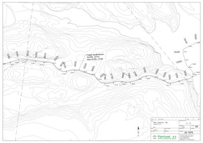 Situasjonsplan som viser terrengform (konturlinjer), høydemål, og en eksisterende landbruksvei.