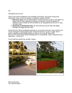 To foton som viser eksisterende hytte og omgivelser, inkludert en rød hekk og bil.