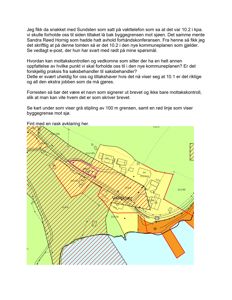 Situasjonsplan som viser tomtens grenser (grå stipling), byggegrense (rød linje), nabotomter og vannkropp (sjø).