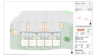 Etasjeplan (1. etasje) for en rekkehusblokk, som viser romfordeling, møblering og dimensjoner.