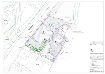 Situasjonsplan som viser bygningens plassering i forhold til nabotomter, vegger og infrastruktur.