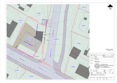 Situasjonsplan som viser eiendomsgrenser, naboeiendommer, veier og bygningers plassering på tomten.