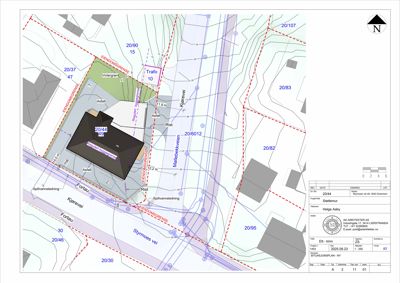 Situasjonsplan som viser eiendomsgrenser, naboeiendommer, veier og topografi.