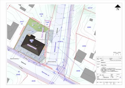 Situasjonsplan som viser eiendomsgrenser, naboeiendommer, vegnett, høydeforhold og bygningsplassering.