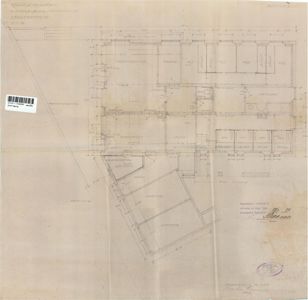Etasjeplan (plantegning) som viser romfordeling, mål og funksjoner i et bygg.