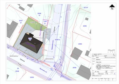 Situasjonsplan som viser eiendomsgrenser, naboeiendommer, veier og bygningens plassering på tomten.