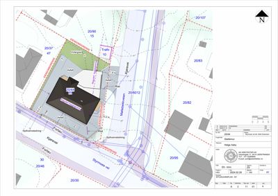 Situasjonsplan som viser eiendomsgrenser, naboeiendommer, veier, og plassering av bygning og infrastruktur.