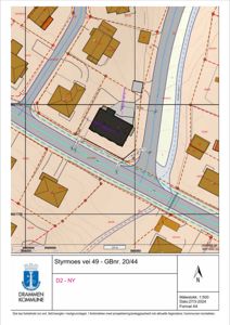 Situasjonsplan som viser tomt, bygninger, veggrenser og naboeiendommer med målestokk 1:500.