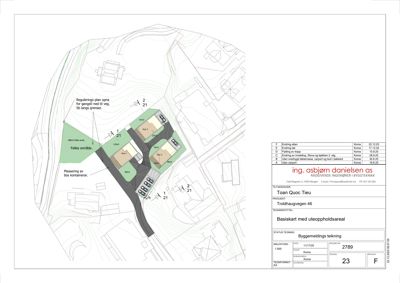 Situasjonsplan som viser tomtens form, terrengforhold (konturlinjer), plassering av bygninger, veier, parkeringsplasser og fellesområder.