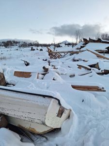 Fotografi av en nedrevet bygning eller konstruksjon i snø.
