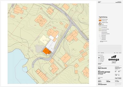 Situasjonsplan som viser bygningens plassering i forhold til nabolag, vei og terreng.