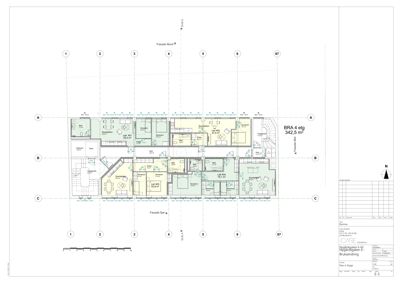 Etasjeplan (4. etasje) for en bygning med romfordeling, arealer og fasader.