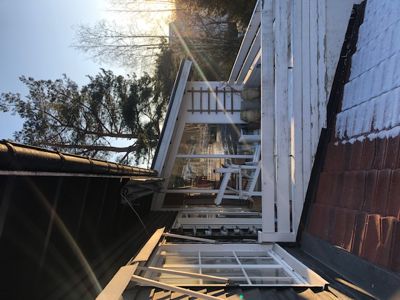 Fotografi av en bygning sett fra en vinkel, med fokus på tak og fasadeelementer.