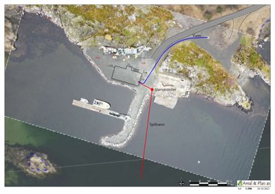 Situasjonsplan som viser tomtens beliggenhet, vannforhold (vann og spillvann), anlegg for slamavskiller og en brygge.