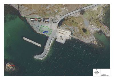 Situasjonsplan som viser en tomt med bygninger, kai og vannmasser sett fra luften (flyfoto/satellittbilde). Tegningen inneholder også grenser for eiendommer (grønn skravering) og en nordpil.