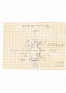 Håndskrevet tegning av et hus (uthus) med grunnriss, yttermål og snittlinjer.