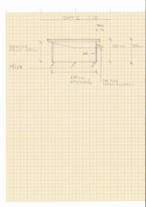 Snittegning (Snitt C) som viser tverrsnittet av en bygning eller konstruksjon med mål på høyder, dører og takoverheng.