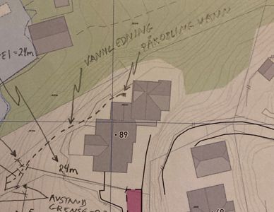 Situasjonsplan som viser tomtens form, høydekurver (konturlinjer), nabohus, og håndskrevne notater om vannledning og avstander.