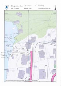 Situasjonsplan for et uthus med mål, avstander og plassering i forhold til nabolag.