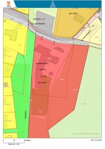 Situasjonsplan som viser tomtens plassering i forhold til nabolag, vegnett og arealbruk (fargekodet).