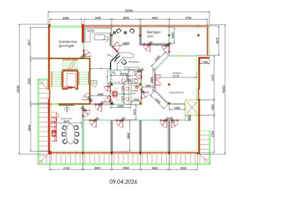Etasjeplan som viser romfordeling, møblering og dimensjoner for et kontorbygg.