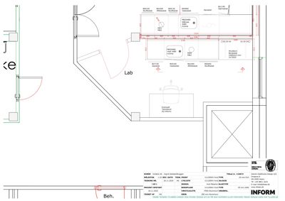 Etasjeplan eller romfordeling for en laboratorie- eller kontorflate, med angitte rom (Lab), dører, vinduer og tekniske installasjoner (HVAC, vann, avløp).