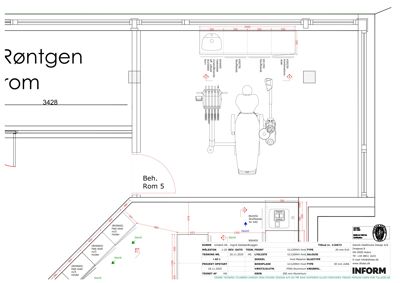 Etasjeplan for et røntgenrom med plassering av utstyr og dimensjoner.