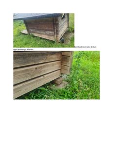 Fotografier av en liten hytte eller uthus sett fra siden og nede, som viser hvordan den står på en bakke.