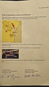 Et dokument som viser en avtale om plassering av hunde hus, med et kart (situasjonsplan) over tomten og eiendomsnummer.