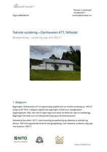 Fotografi av en hvit enebolig med grønt tak sett fra en vinkel som viser både fasade og deler av bakgården.