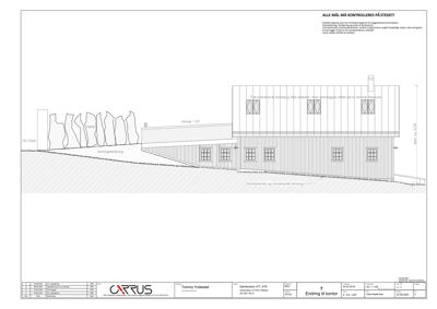 Fasadetegning som viser bygningens utseende fra siden, inkludert takform, vinduer og terrengforhold.
