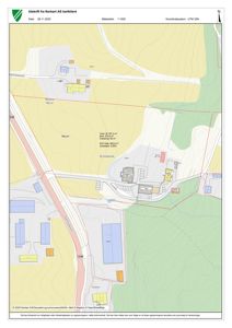 Situasjonsplan som viser tomtens form, grenser, høydeforhold (konturer), og plassering av bygninger i forhold til veier og nabolag.