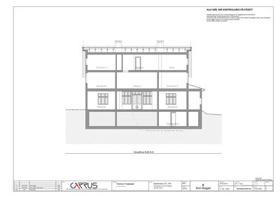 Snittegning som viser tverrsnittet av et hus med romfordeling og høydeforskjeller.