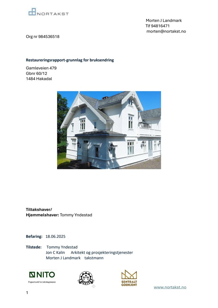 Fotografi av en hvit villa med skrå tak, sett fra siden.