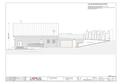 Fasadetegning som viser bygningens utseende fra siden, inkludert ramper, vinduer og terrengforhold.