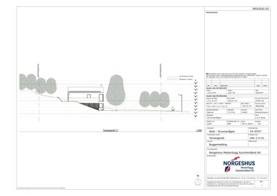 Snittegning som viser bygningens høyde, grunnflater og terrengforhold.