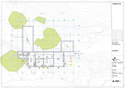 Situasjonsplan som viser bygningens plassering i forhold til terrenget (konturlinjer), eksisterende vegetasjon (grønne flekker) og eiendomsgrenser.