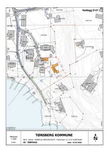 Situasjonsplan som viser tomtens plassering i forhold til nabolag, vei, havn og topografi.
