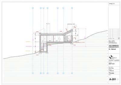 Snittegning (SNITT A-A) som viser bygningens tverrsnitt, høyder, grunnforhold og innvendig oppbygging.