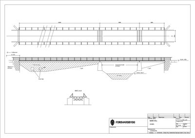 Snittegning som viser tverrsnittet av en bro eller gangbro, inkludert detaljer om fundament, overlapp og eksisterende landbruk.