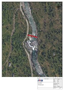 Situasjonsplan som viser tomtens plassering i forhold til elv, vei og nabolag.