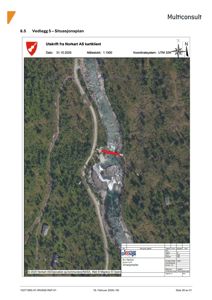 Situasjonsplan som viser tomtens beliggenhet i forhold til elv, vei og skog, med overlag av satellittbilde.